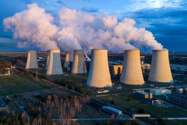 Kraftwerk Jaenschwalde DEU Deutschland Brandenburg Jaenschwalde, 30.03.2023, Braunkohlekraftwerk Jaenschwaldeim Lausitzer Kohlerevier, das Kraftwerk des Energieunternehmens LEAG verfuegt ueber sechs 500 MW-Bloecke und hat eine Gesamtleistung von 3000 Megawatt. Zwei der sechs Bloecke waren 2018 19 in die Sicherheitsreserve geschickt und abgeschalten worden. Aufgrund der Energiekrise wurden die Blöcke im Jahr 2022 reaktiviert und wieder in Betrieb genommen. *** Jaenschwalde power plant DEU Germany Brandenburg Jaenschwalde, 30 03 2023, lignite-fired power plant Jaenschwaldein the Lusatian coalfield, the power plant of the energy company LEAG has six 500 MW units and has a total capacity of 3000 megawatts Two of the six units were sent to the AF_Jaenschwalde_36331