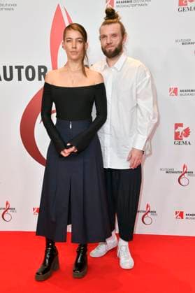 Alina Süggeler und Andreas Weizel von Frida Gold beim 14. Deutschen Musikautor*innenpreis der GEMA 2023 im Hotel The Ritz-Carlton. Berlin, 30.03.2023