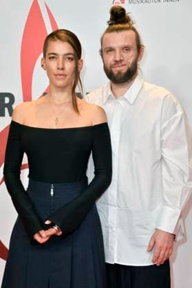 Alina Süggeler und Andreas Weizel von Frida Gold beim 14. Deutschen Musikautor*innenpreis der GEMA 2023 im Hotel The Ritz-Carlton. Berlin, 30.03.2023
