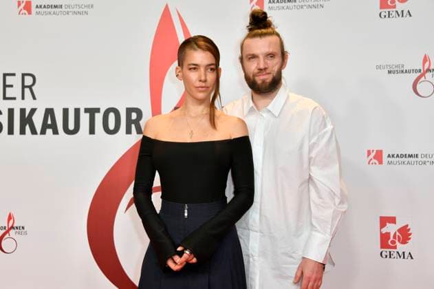 Alina Süggeler und Andreas Weizel von Frida Gold beim 14. Deutschen Musikautor*innenpreis der GEMA 2023 im Hotel The Ritz-Carlton. Berlin, 30.03.2023