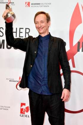 Volker Bertelmann beim 14. Deutschen Musikautor*innenpreis der GEMA 2023 im Hotel The Ritz-Carlton. Berlin, 30.03.2023