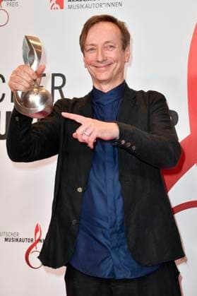 Volker Bertelmann beim 14. Deutschen Musikautor*innenpreis der GEMA 2023 im Hotel The Ritz-Carlton. Berlin, 30.03.2023
