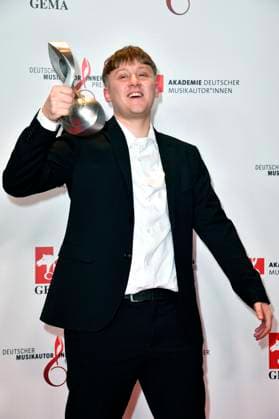 Jace beim 14. Deutschen Musikautor*innenpreis der GEMA 2023 im Hotel The Ritz-Carlton. Berlin, 30.03.2023