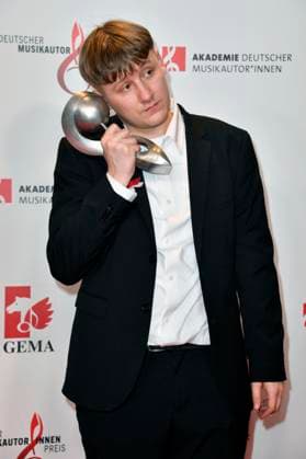 Jace beim 14. Deutschen Musikautor*innenpreis der GEMA 2023 im Hotel The Ritz-Carlton. Berlin, 30.03.2023