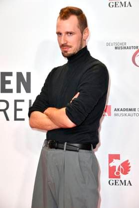 Alligatoah beim 14. Deutschen Musikautor*innenpreis der GEMA 2023 im Hotel The Ritz-Carlton. Berlin, 30.03.2023