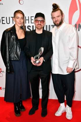 Robin Grubert mit Alina Süggeler und Andreas Weizel von Frida Gold beim 14. Deutschen Musikautor*innenpreis der GEMA 2023 im Hotel The Ritz-Carlton. Berlin, 30.03.2023
