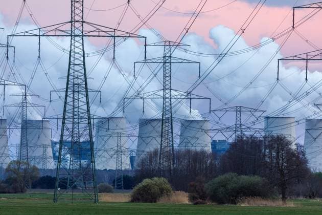Kraftwerk Jaenschwalde DEU Deutschland Brandenburg Tauer, 30.03.2023, Braunkohlekraftwerk Jaenschwalde im Lausitzer Kohlerevier, Das Kraftwerk des Energieunternehmens LEAG verfuegt ueber sechs 500 MW-Bloecke und hat eine Gesamtleistung von 3000 Megawatt. Zwei der sechs Bloecke waren 2018 19 in die Sicherheitsreserve geschickt und abgeschalten worden. Aufgrund der Energiekrise wurden die Blöcke im Jahr 2022 reaktiviert und wieder in Betrieb genommen. *** Jaenschwalde power plant DEU Germany Brandenburg Tauer, 30 03 2023, Jaenschwalde lignite-fired power plant in the Lusatian coalfield, The power plant, owned by energy company LEAG, has six 500 MW units and a total capacity of 3000 megawatts Two of the six units were sent to the safety reser AF_Jaenschwalde_36170.jpeg