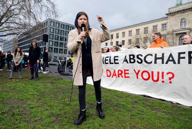 News Themen der Woche KW13 News Bilder des Tages Luisa Neubauer Berlin, 31.03.2023 - Luisa Neubauer spricht waehrend einer Demonstration von Fridays for Future fuer die Einhaltung von Klimazielen und den Ruecktritt von Verkehrsminister Volker Wissing am Bundesverkehrsministerium. Berlin Berlin Deutschland *** Luisa Neubauer Berlin, 31 03 2023 Luisa Neubauer speaks during a demonstration by Fridays for Future in favor of meeting climate targets and the resignation of Transport Minister Volker Wissing at the Federal Ministry of Transport Berlin Berlin Germany