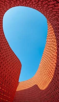 Creative Highlights World RECORD DATE NOT STATED A downward shot of a roof with red brick tiles, viewed from the ground level *** einer downward erschossen des einer Dach mit Roter Backstein tiles, betrachtet von der Masse ebener 15369101