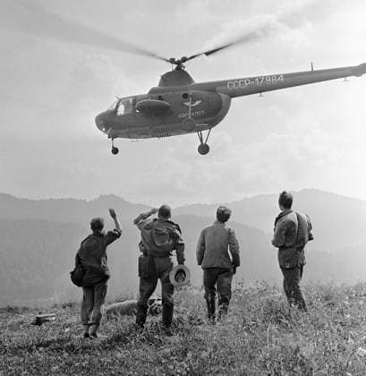 GEOLOGISTS HELICOPTER FIELD 29163 01.08.1965 Members of a geological expedition welcoming a helicopter. Valeriy Shustov Sputnik Russia  Copyright: xValeriyxShustovx