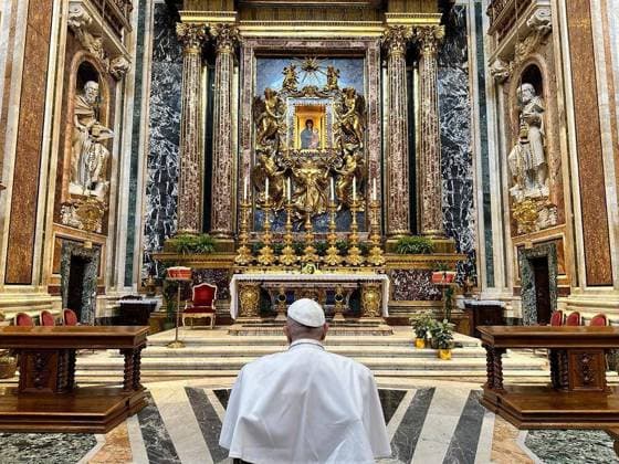 News Bilder des Tages Italy, Rome, 2023 4 1.Discharged from hospital Pope Francis went to the basilica Santa Maria Maggiore to pray in front of the Marian icon ˜Salus Populi Romani™ in Rome, Italy. The pope visited the basilica after his release from Rome™s Gemelli hospital following his recovery from a bout of bronchitis that caused him to be hospitalized earlier this week Photograph by Alessia Giuliani Catholic Press Photo . RESTRICTED TO EDITORIAL USE - NO MARKETING - NO ADVERTISING CAMPAIGNS.  Copyright: xVaticanxMediax cppx xipa-agency.x xVaticanxMediax IPA_IPA37075597