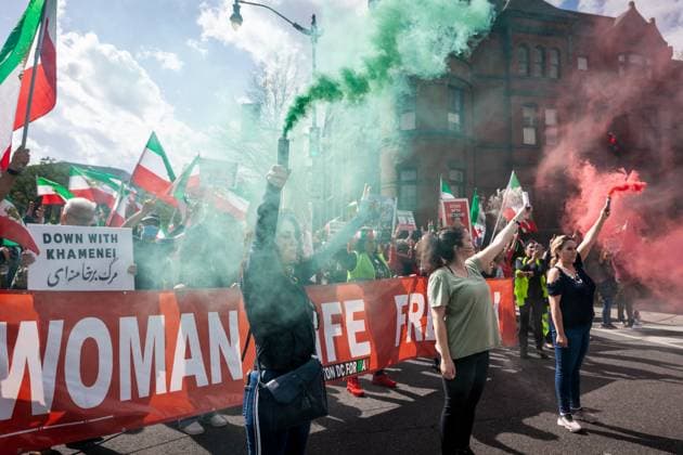 News Themen der Woche KW13 News Bilder des Tages Protest vote against the Islamic Republic in Iran Demonstrators release smoke in the colors of the Iranian flag during a rally and march against the Islamic regime. The event takes place on Islamic Republic Day, the anniversary of the vote establishing the regime on April 1, 1979. Demonstrators in DC marched to the Iranian Interests Section, where they held a mock vote against the Islamic regime. Washington DC United States  Copyright: xAllisonxBaileyx originalFilename: bailey-protestv230401_npo3o.jpg