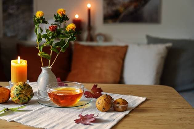 IMAGO Creative: Herbst, Gemütliches Zuhause Tea time in autumn, glass cup, biscuits, pumpkins and candle on a table in a cozy home, copy space, selected focus Tea time in autumn, glass cup, biscuits, pumpkins and candle on a table in a cozy home, copy space, selected focus, narrow depth of field Copyright: xZoonar.com MARENxWINTERx 19222321