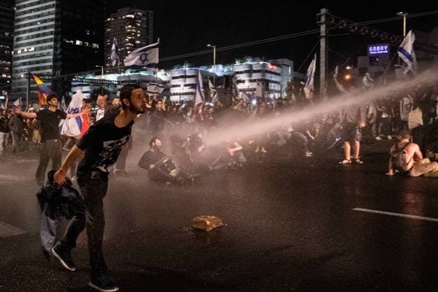 News Bilder des Tages Anti Government Demonstration In Tel Aviv People stand in the water ray of a water canon while Israelis occupy a main highway to protest plans by Prime Minister Benjamin Netanyahu s far-right government to overhaul the judicial system, in Tel Aviv, Israel, Saturday, April 1, 2023. Tel Aviv Israel  Copyright: xBeaxBarxKalloshx originalFilename: kallos-notitle230401_npLVI.jpg
