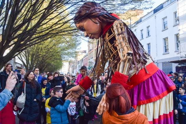 News Themen der Woche KW13 News Bilder des Tages April 2, 2023, London, England, United Kingdom: Little Amal, the 3.5-metre-tall puppet of a 10-year-old Syrian refugee girl, shakes a boy s hand as she visits Camden. London United Kingdom - ZUMAv130 20230402_zip_v130_030 Copyright: xVukxValcicx