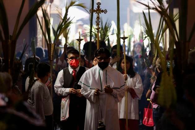 Palm Sunday In Mexico A priest and residents of San Francisco Culhuacan in Mexico City hold palm leaves inside a church to mark Palm Sunday and Holy Week festivities in the capital. Mexico City Mexico  Copyright: xGerardoxVieyrax originalFilename: vieyra-notitle230402_npCVA.jpg