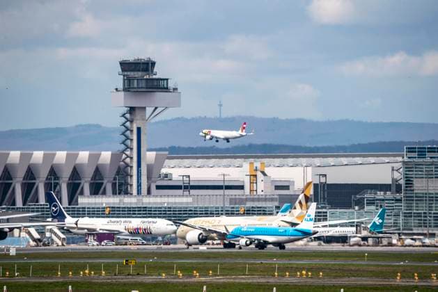 Flieger im Anflug auf die Landebahn Nord-West, Flugzeuge auf dem Taxiway auf dem Flughafen Frankfurt am Main, Tower der Deutschen Flugsicherung, FRA, Hessen, Deutschland, Flughafen Frankfurt *** Aircraft approaching runway north west, aircraft on taxiway at Frankfurt Airport, German Air Traffic Control tower, FRA, Hesse, Germany, Frankfurt Airport