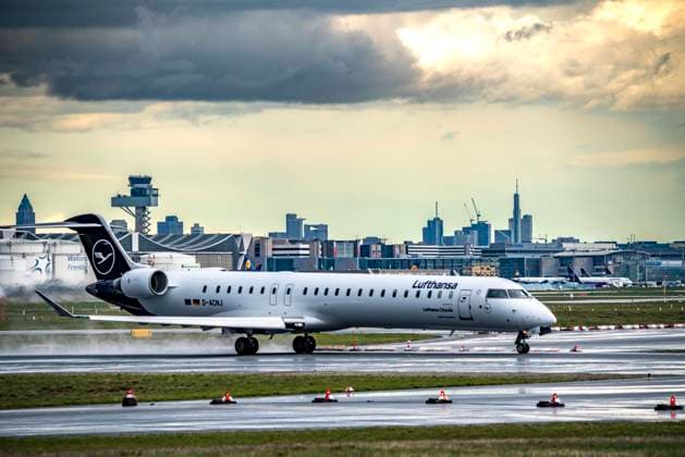 Lufthansa Bombardier CRJ-900, D-ACNJ, startet auf der Startbahn West, Skyline der Innenstadt von Frankfurt, Flughafen Frankfurt am Main, FRA, Hessen, Deutschland, Flughafen Frankfurt *** Lufthansa Bombardier CRJ 900, D ACNJ, takes off on runway west, skyline of downtown Frankfurt, Frankfurt Airport, FRA, Hesse, Germany, Frankfurt Airport