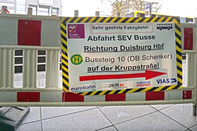 News Themen der Woche KW13 News Bilder des Tages Infrastrukturmaßnahmen an Verkehrsknotenpunkten. Hinweis zu Sperrung wegen Baumaßnahmen der Deutschen Bahn zur Optimierung und Instandhaltung der Infrastruktur. Essen Nordrhein-Westfalen Deutschland *** Infrastructure measures at transport hubs Notice about closure due to construction measures by Deutsche Bahn to optimize and maintain the infrastructure Essen North Rhine-Westphalia Germany