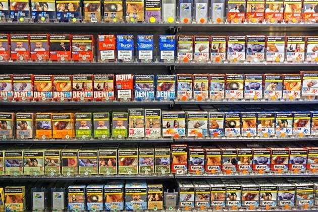 Tabakwaren zum Verkauf Ein üppig gefülltes Regal mit verschiedenen Zigaretten zum Verkauf *** Tobacco products for sale A lush shelf with various cigarettes for sale