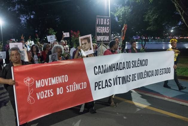 News Themen der Woche KW13 News Bilder des Tages SÃO PAULO, SP - 02.04.2023: CAMINHADA DO SILÊNCIO EM SÃO PAULO - The 3rd edition of the Walk of Silence for Victims of State Violence was held on April 2 at Ibirapuera Park, in São Paulo. The objective is to promote a commemoration of the civil-military coup of March 31, 1964, with a tribute to the memory of victims of state violence. For the first time, the event will be part of the official calendar of the city of São Paulo, as a result of LAW No. 17,886, of January 3, 2023. In the photo, people follow the Walk of Silence for Victims of State Violence. x2356822x  VincentxBosson