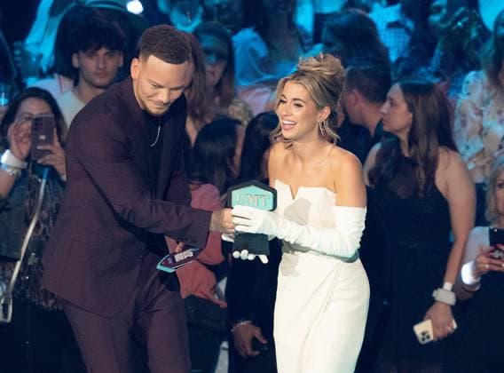 April 2, 2023, Austin, TX, USA: Kane Brown and Katelyn Jae Brown, winners of Video of the Year for Thank God, speak onstage during the 2023 CMT Music Awards at Moody Center on April 02, 2023 in Austin, Texas. Austin USA - ZUMAs181 20230402_zea_s181_421 Copyright: xAmyxPricex