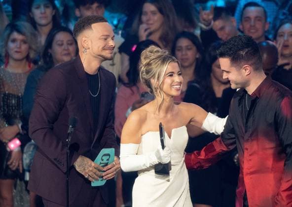 April 2, 2023, Austin, TX, USA: (L-R) Kane Brown, Katelyn Jae Brown and director Alex Alvga, winners of Video of the Year for Thank God, speak onstage during the 2023 CMT Music Awards at Moody Center on April 02, 2023 in Austin, Texas. Austin USA - ZUMAs181 20230402_zea_s181_427 Copyright: xAmyxPricex