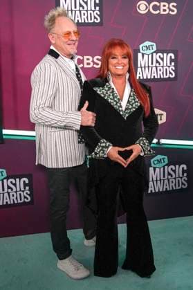 Cactus Moser mit Ehefrau Wynonna Judd bei der Verleihung der CMT Music Awards im Moody Center. Austin, 02.04.2023