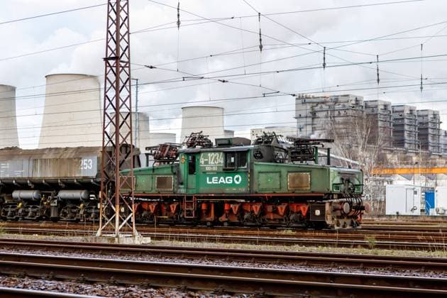Kraftwerk Jaenschwalde DEU Deutschland Brandenburg Peitz, 30.03.2023, Kohlezug der LEAG Werksbahn vor dem Braunkohlekraftwerk Jaenschwalde im Lausitzer Kohlerevier, Das Kraftwerk des Energieunternehmens LEAG verfuegt ueber sechs 500 MW-Bloecke und hat eine Gesamtleistung von 3000 Megawatt. Zwei der sechs Bloecke waren 2018 19 in die Sicherheitsreserve geschickt und abgeschalten worden. Aufgrund der Energiekrise wurden die Blöcke im Jahr 2022 reaktiviert und wieder in Betrieb genommen. *** Jaenschwalde power plant DEU Germany Brandenburg Peitz, 30 03 2023, coal train of the LEAG plant railroad in front of the Jaenschwalde lignite-fired power plant in the Lusatian coalfield, The power plant of the energy company LEAG has six 500 MW units and AF_Jaenschwalde_36066.jpeg