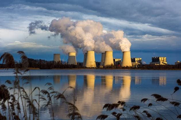 Kraftwerk Jaenschwalde DEU Deutschland Brandenburg Peitz, 30.03.2023, Braunkohlekraftwerk Jaenschwalde im Lausitzer Kohlerevier in der Abendsonne, im Vordergrund die Peitzer Fischteiche. Das Kraftwerk des Energieunternehmens LEAG verfuegt ueber sechs 500 MW-Bloecke und hat eine Gesamtleistung von 3000 Megawatt. Zwei der sechs Bloecke waren 2018 19 in die Sicherheitsreserve geschickt und abgeschalten worden. Aufgrund der Energiekrise wurden die Blöcke im Jahr 2022 reaktiviert und wieder in Betrieb genommen. *** Jaenschwalde power plant DEU Germany Brandenburg Peitz, 30 03 2023, Jaenschwalde lignite-fired power plant in the Lusatian coalfield in the evening sun, with the Peitz fish ponds in the foreground The power plant, owned by the energy AF_Jaenschwalde_36134.jpeg