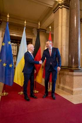 Ein Jahr Pakt für Solidarität und Zukunft zwischen den Städten Hamburg und Kiew Bürgermeister von Kiew zu Besuch im Hamburger Rathaus One year pact for solidarity and future between the cities of Hamburg and Kiev Mayor of Kiev visits Hamburg City Hall Peter Tschentscher, Erster Bürgermeister Hamburg First Major of Hamburg and Vitali Klitschko, Bürgermeister von Kiew - Major of Kiev;Ein Jahr Pakt für Solidarität und Zukunft zwischen den Städten Hamburg und Kiew Bürgermeister von Kiew zu Besuch im Hamburger Rathaus One year pact for solidarity and future between the cities of Hamburg and Kiev Mayor of Kiev visits Hambu, Hamburg Hamburg Deutschland Rathaus *** One year pact for solidarity and future be