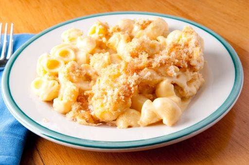 macaroni noodles and cheese with toasted breadcrumb topping and extra cheese baked on top *** Makkaroni Nudeln und Käse mit getoastet breadcrumb aufrichte und Statist Käse gebacken am Spitze 1631229