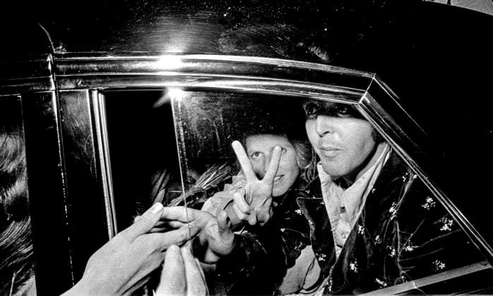 STOCKHOLM 1972-08-07 Musician Linda McCartney makes the victory sign next to her husband Paul McCartney, in the car after their concert with The Wings at Gröna Lund, in Stockholm, Sweden in connection with their European tour Stockholm Sweden x35x *** STOCKHOLM 1972 08 07 Musician Linda McCartney makes the victory sign next to her husband Paul McCartney, in the car after their concert with The Wings at Gröna Lund, in Stockholm, Sweden in connection with their European tour Stockholm Sweden x35x,  Copyright: xArnexJönsson DN TTx PAUL MCCARTNEY WINGS 1972 TZXwn_CtXmA