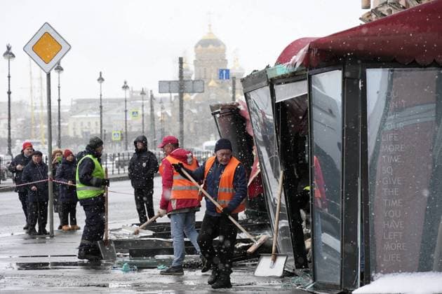 Bilder des Jahres 2023, News 04 April News Themen der Woche KW14 Russia Military Blogger Killing 8403642 03.04.2023 Municipal workers remove debris near the site of an explosion in a cafe which killed military blogger Vladlen Tatarsky (real name Maxim Fomin) in Saint Petersburg, Russia. At least one person died and 32 people were injured by the blast of an unidentified explosive device in a cafe on April 2. Alexei Danichev Sputnik St. Petersburg Russia  Copyright: xAlexeixDanichevx