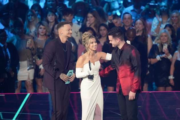 April 2, 2023, Austin, TX, United States: Award winners singers KANE BROWN (l) and wife KAITLYN BROWN onstage at the 2023 Country Music Awards (CMT) held for the first time in Austin, Texas on April 2, 2023 at the Moody Center before a sold out crowd. Austin United States - ZUMAd150 20230402_znp_d150_277 Copyright: xBobxDaemmrichx