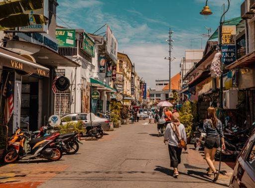 RECORD DATE NOT STATED A road with the traditional houses in George Town, Malaysia *** einer Verkehrsstrasse mit der traditionelle Häuser ÊIn George Town, Malaysien 16585470