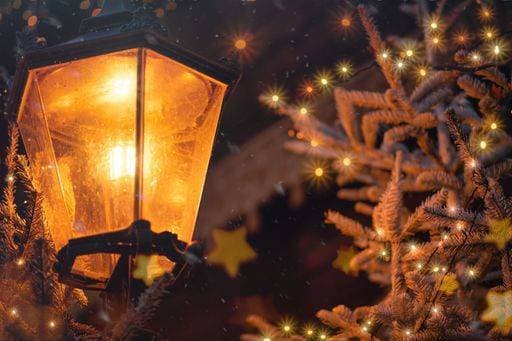 RECORD DATE NOT STATED A festive holiday scene featuring a decorated Christmas tree with an antique lantern on it *** einer festlich Urlaub Szene featuring einer verziert Weihnachten Baum mit An&Verkauf antik Laterne am es 15017471