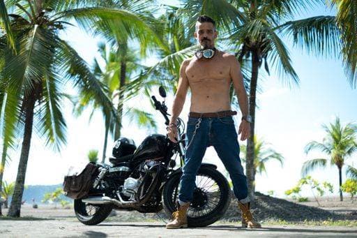 RECORD DATE NOT STATED A sexy man with no shirt posing with his motorcycle in the palm pavement *** einer sexy Mann mit kein Hemd posierend mit seinem Motorrad ÊIn der Handfläche Straßenpflaster 1691366 ,model released, Symbolfoto