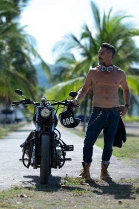 RECORD DATE NOT STATED A sexy man with no shirt posing with his motorcycle in the palm pavement *** einer sexy Mann mit kein Hemd posierend mit seinem Motorrad ÊIn der Handfläche Straßenpflaster 1691379 ,model released, Symbolfoto
