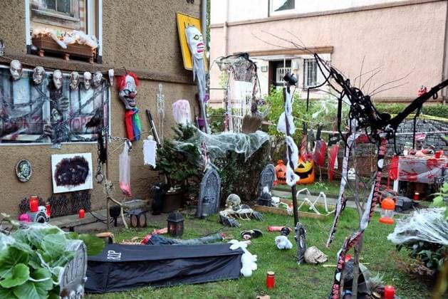 Halloween Haus in Wedau *** NUR FÜR REDAKTIONELLE ZWECKE *** EDITORIAL USE ONLY ***<p>Anke Klein hat mit ihrer Freundin Karin und ihren Kindern Melina und Marvin ihr Haus in Duisburg Wedau zu Halloween geschmückt. 23.10.2017 Deutschland Duisburg Copyright: KerstinxBögeholz *** Halloween House in Wedau *** ONLY FOR EDITORIAL PURPOSE *** EDITORIAL USE ONLY *** P Anke Small has with their Girlfriend Karin and their Children Melina and Marvin their House in Duisburg Wedau to Halloween adorned 23 10 2017 Germany Duisburg Copyright KerstinxBögeholz Copyright: KerstinxBögeholz docnrwhugopicture160008813 EDITORIAL USE ONLY