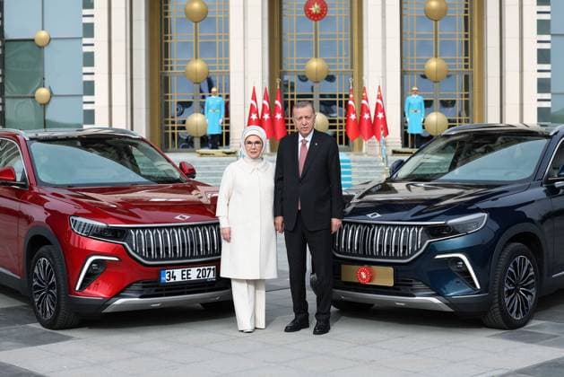 News Themen der Woche KW14 Turkey s President Recep Tayyip Erdogan flanked by his wife Emine Erdogan speaks after receiving his Togg T10X, Turkey s first domestically-produced electric car, from the company Turkey s President Recep Tayyip Erdogan flanked by his wife Emine Erdogan speaks after receiving his Togg T10X, Turkey s first domestically-produced electric car, from the company at the Presidential Complex in Ankara, on April 3, 2023. Photo by Turkish presidency apaimages Istanbul Istanbul Turkey 030423_TURKEY_TPO_00 (1) Copyright: xapaimagesxTurkishxpresidencyx xapaimagesx