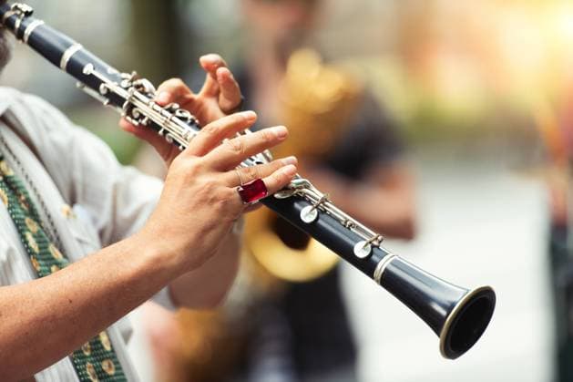 Detail eines Klarinette spielenden Straßenmusikers. *** Detail one Clarinet play Road musician 1104302209