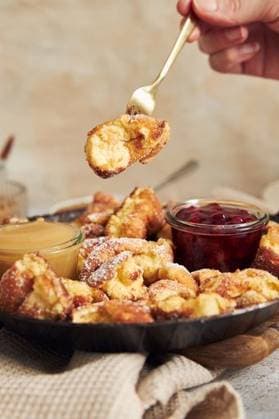RECORD DATE NOT STATED A vertical shot of a hand holding fork with kaiserschmarrn on a table *** einer hoch erschossen des einer handgeschnitzten haltend Gabel mit kaiserschmarrn am einer Tisch 1754444