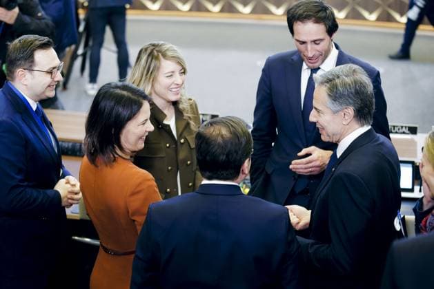 News Themen der Woche KW14 Annalena Baerbock (Buendnis 90 Die Gruenen), Bundesaussenministerin, und Antony Blinken, Aussenminister der Vereinigten Staaten von Amerika, aufgenommen im Rahmen des Treffens der NATO-Ukraine-Kommission mit Aussenminister Kuleba auf Ebene der Aussenministerinnen und Aussenminister, sowie des Beitrittskandidaten Schweden im NATO-Hauptquartier. Bruessel, 04.04.2023 Bruessel Belgien *** Annalena Baerbock Buendnis 90 Die Gruenen , Federal Minister of Foreign Affairs, and Antony Blinken, Secretary of State of the United States of America, taken during the meeting of the NATO Ukraine Commission with Foreign Minister Kuleba at the level of Foreign Ministers, as well as the candidate country Sweden at NATO Headquarters Brussels, 04 04 2023 Brusse Copyright: xThomasxTrutschelx