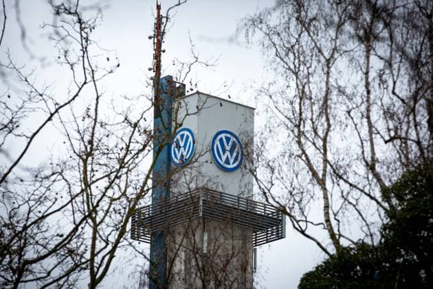Volkswagenlogo auf dem Turm des Voklswagenwerks in Osnabrück *** Volkswagen logo at the Tower of Volkswagen factory in Osnabrück 1083402820