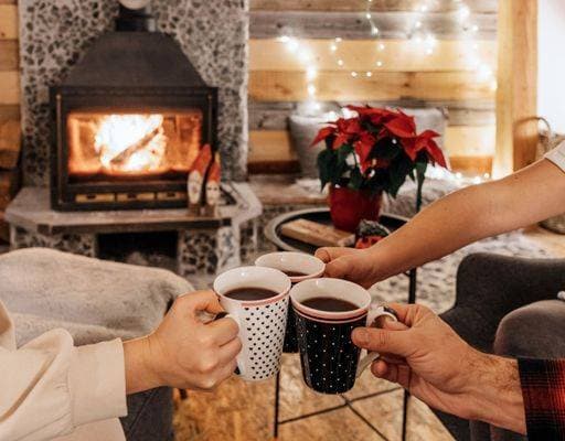 RECORD DATE NOT STATED Hands of family members clinking cups of hot coffee indoors relaxing at the fireplace on a winter evening *** Hände des Familie Mitglieder klirrend Tassen des heiß Kaffee indoors entspannend im der Kamin am einer winterlichen Abend 1790592
