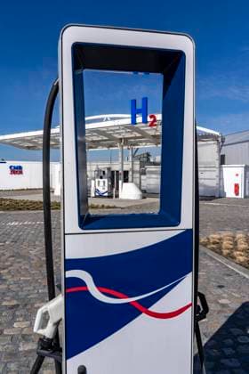 Wasserstoff Tankstelle in Antwerpen, für PKW und LKW, H2 Schriftzug, 350 KW Schnellladesäule für E-Autos, Belgien Wasserstoff Tankstelle *** Hydrogen filling station in Antwerp, for cars and trucks, H2 lettering, 350 KW fast charging station for E cars, Belgium hydrogen filling station