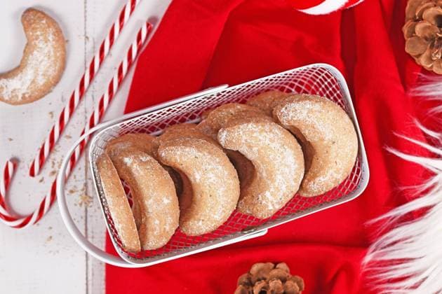  Draufsicht auf Vanillekipferl, ein traditionelles österreichisches oder deutsches Weihnachtsgebäck mit Nüssen und Puderzucker *** Top view at Vanilla crescents, a Traditional Austrian Or German Christmas cookies with Nuts and Icing sugar Copyright: imageBROKER/Firn ibxmob08766709.jpg