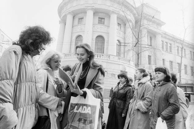 Students in front of Moscow Pedagogical Institute 828324 01.04.1984 Students in front of the Moscow Order of Lenin and Red Banner of Labor State Pedagogical Institute named after Lenin (currently, the Moscow State Pedagogical University). Alexandr Graschenkov Sputnik Moscow Russia  Copyright: xAlexandrxGraschenkovx