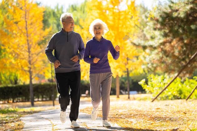 IMAGO Creative: Fit durch den Herbst Elderly couple in the outdoor running China, 31 10 2022, model released, Copyright: xViewxStockx, cpmh-283119f30q.jpg, Senior Adult,Senior Couple,Exercising,Sport,Running,Wellbeing,Men,Women,Family,Heterosexual Couple,Senior Men,Senior Women,Jogging,Outdoors,Park,china,Two People,White Hair,Care,Love,Togetherness,Romance,Autumn,Yellow,Cheerful,Smiling,East Asia,Photography,Color Image,People,Chinese,Asian,Oriental,Adult,Day,Horizontal,Looking Away,Sports Clothing,Asia,Tree,Nature,Husband,Wife,60s,outing,60-65 Years Copyright: xViewxStockx